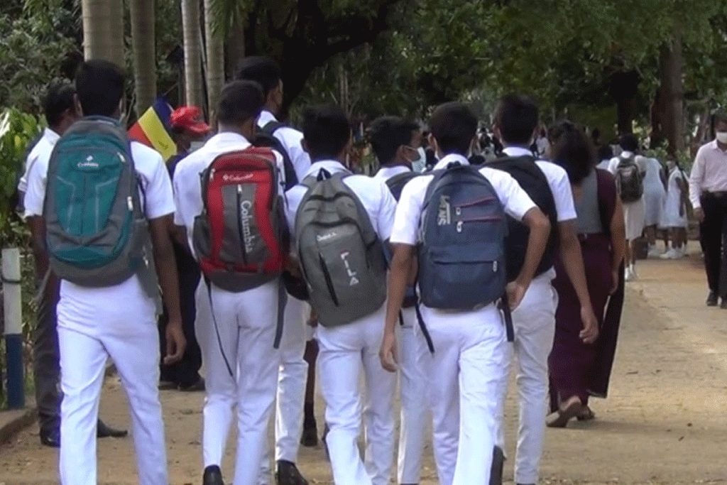 ආපදාවෙන් පීඩාවට පත් පාසල් ළමයෙක්ට රුපියල් 25,000ක්